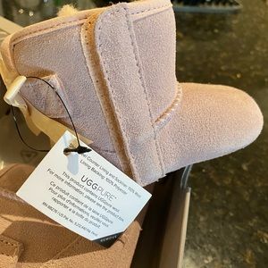 NWT UGG baby boots and hat  size 2/3